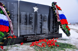 Торжественное открытие мемориальных плит с именами 98 солдат, умерших весной 1942 года на станции Кущуба